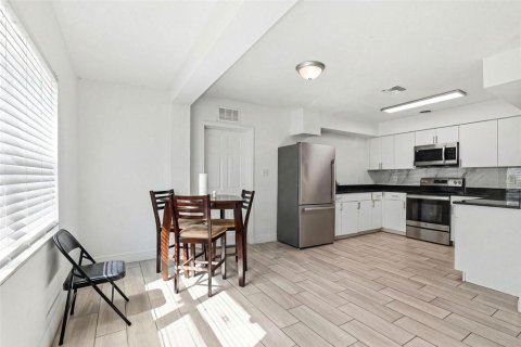 House in Tampa, Florida 6 bedrooms, 235.6 sq.m. № 2130267 - photo 7