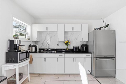 House in Tampa, Florida 6 bedrooms, 235.6 sq.m. № 2130267 - photo 15