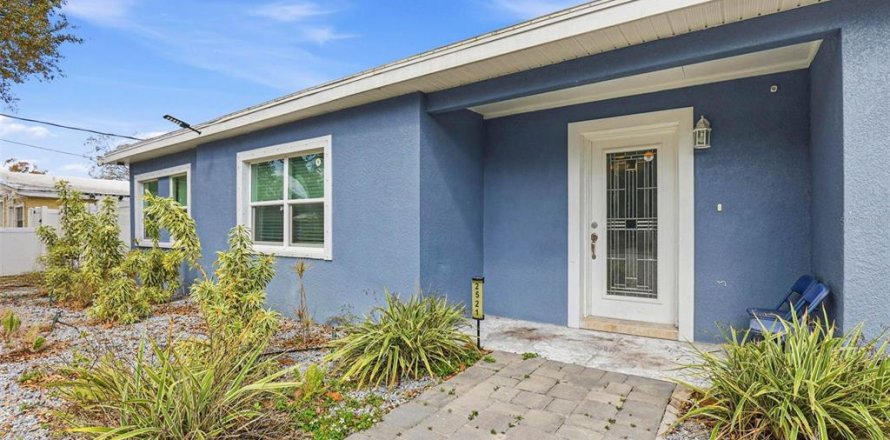 House in Tampa, Florida 6 bedrooms, 235.6 sq.m. № 2130267