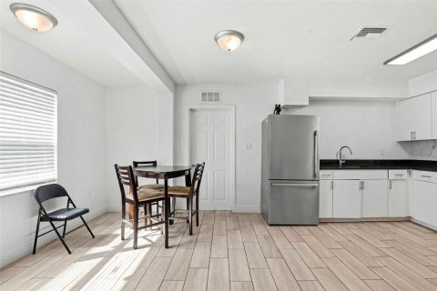 House in Tampa, Florida 6 bedrooms, 235.6 sq.m. № 2130267 - photo 6