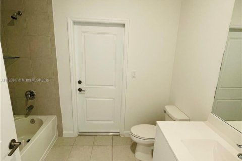 House in Homestead, Florida 4 bedrooms, 224.08 sq.m. № 2018280 - photo 10