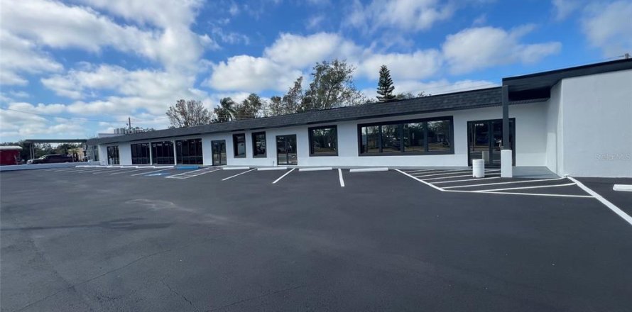 Commercial property in Clearwater, Florida 882.2 sq.m. № 2234903