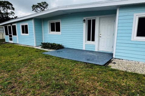 House in St. Lucie, Florida 4 bedrooms, 163.88 sq.m. № 2181584 - photo 2