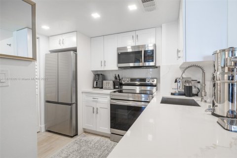 Condo in Miami, Florida, 1 bedroom  № 1923341 - photo 2