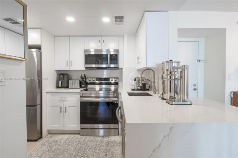 Condo in Miami, Florida, 1 bedroom  № 1923341 - photo 1