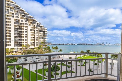 Condo in Miami, Florida, 1 bedroom  № 1923341 - photo 10