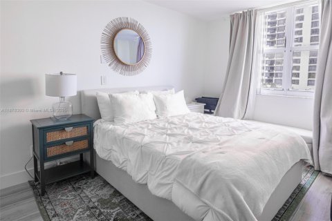 Condo in Miami, Florida, 1 bedroom  № 1923341 - photo 11
