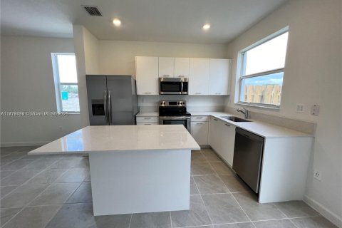 Casa en venta en Miami, Florida, 3 dormitorios № 1985671 - foto 5