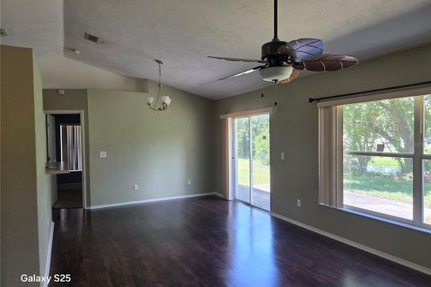 House in Edgewater, Florida 3 bedrooms, 115.94 sq.m. № 2238156 - photo 2