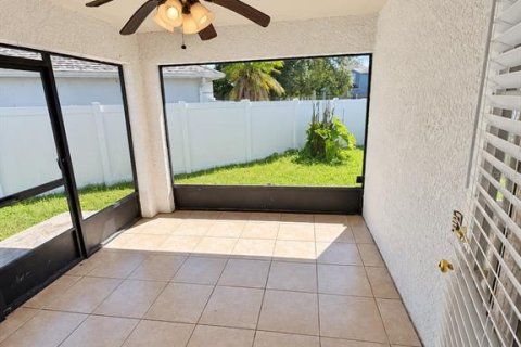 Villa ou maison à louer à Poinciana, Floride: 2 chambres, 93.65 m2 № 2431677 - photo 8