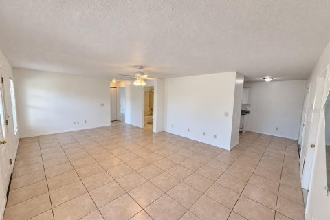 Villa ou maison à louer à Poinciana, Floride: 2 chambres, 93.65 m2 № 2431677 - photo 9
