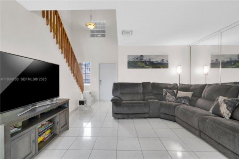 Casa en venta en Pembroke Pines, Florida, 3 dormitorios, 135.27 m2 № 1992418 - foto 3