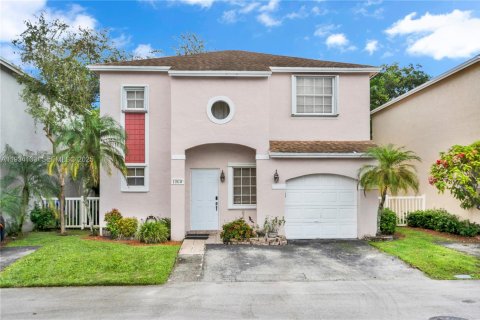 Casa en venta en Pembroke Pines, Florida, 3 dormitorios, 135.27 m2 № 1992418 - foto 1