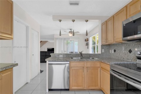 Casa en venta en Pembroke Pines, Florida, 3 dormitorios, 135.27 m2 № 1992418 - foto 13