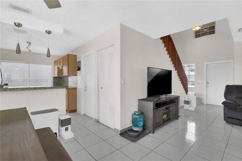 Casa en venta en Pembroke Pines, Florida, 3 dormitorios, 135.27 m2 № 1992418 - foto 4