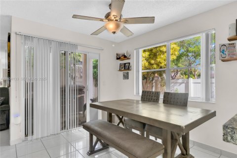 Casa en venta en Pembroke Pines, Florida, 3 dormitorios, 135.27 m2 № 1992418 - foto 9