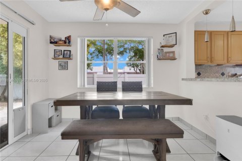 Casa en venta en Pembroke Pines, Florida, 3 dormitorios, 135.27 m2 № 1992418 - foto 10