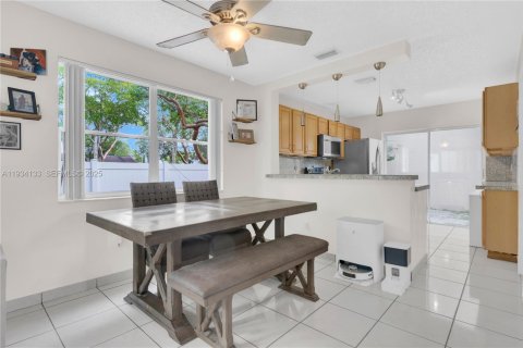 Casa en venta en Pembroke Pines, Florida, 3 dormitorios, 135.27 m2 № 1992418 - foto 11