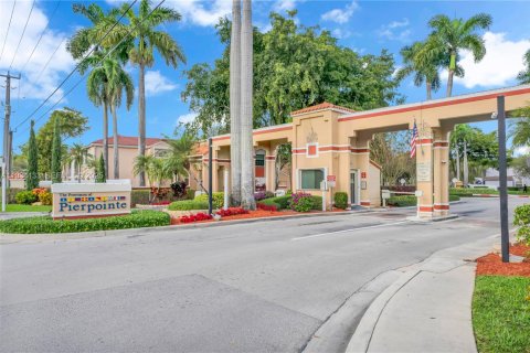 Casa en venta en Pembroke Pines, Florida, 3 dormitorios, 135.27 m2 № 1992418 - foto 2