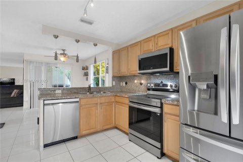 Casa en venta en Pembroke Pines, Florida, 3 dormitorios, 135.27 m2 № 1992418 - foto 12