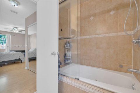 Casa en venta en Pembroke Pines, Florida, 3 dormitorios, 135.27 m2 № 1992418 - foto 18