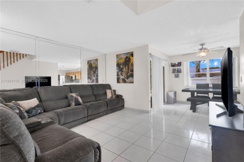 Casa en venta en Pembroke Pines, Florida, 3 dormitorios, 135.27 m2 № 1992418 - foto 5