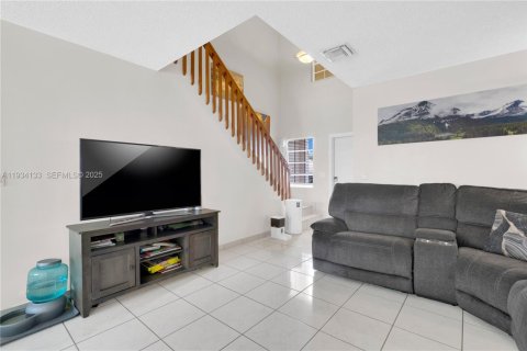 Casa en venta en Pembroke Pines, Florida, 3 dormitorios, 135.27 m2 № 1992418 - foto 7