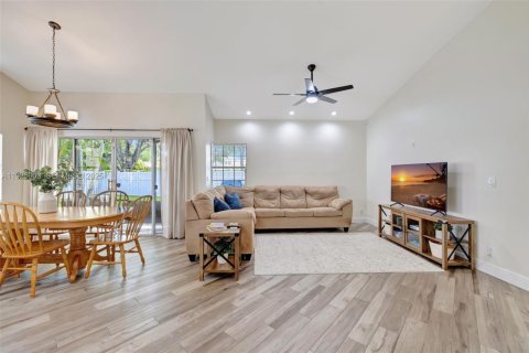 Снять в аренду виллу или дом в Уэстон, Флорида 2 спальни, 113.81м2, № 1984441 - фото 20