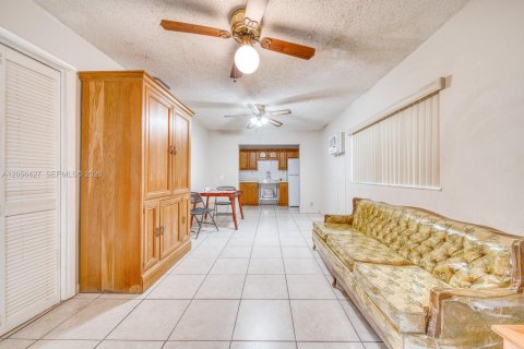 House in Miami, Florida 4 bedrooms, 172.43 sq.m. № 2244238 - photo 17