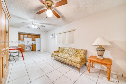 House in Miami, Florida 4 bedrooms, 172.43 sq.m. № 2244238 - photo 18