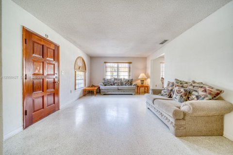 House in Miami, Florida 4 bedrooms, 172.43 sq.m. № 2244238 - photo 4