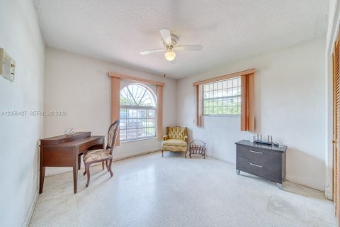 House in Miami, Florida 4 bedrooms, 172.43 sq.m. № 2244238 - photo 25