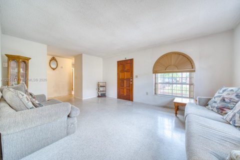 House in Miami, Florida 4 bedrooms, 172.43 sq.m. № 2244238 - photo 13