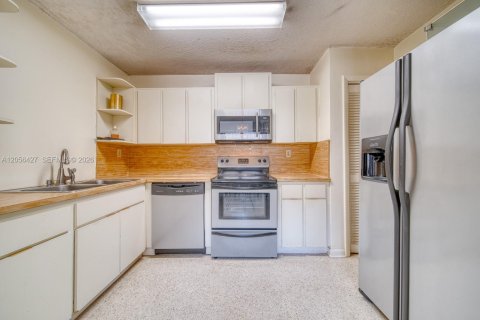 House in Miami, Florida 4 bedrooms, 172.43 sq.m. № 2244238 - photo 8