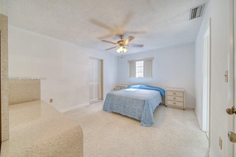 House in Miami, Florida 4 bedrooms, 172.43 sq.m. № 2244238 - photo 21