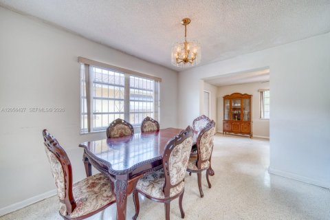 House in Miami, Florida 4 bedrooms, 172.43 sq.m. № 2244238 - photo 11
