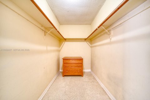 House in Miami, Florida 4 bedrooms, 172.43 sq.m. № 2244238 - photo 19