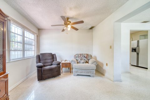 House in Miami, Florida 4 bedrooms, 172.43 sq.m. № 2244238 - photo 14