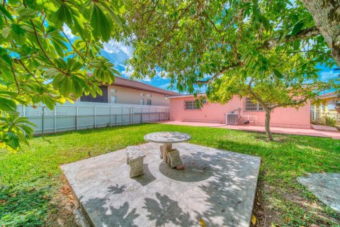 House in Miami, Florida 4 bedrooms, 172.43 sq.m. № 2244238 - photo 29
