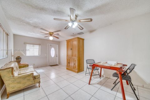 House in Miami, Florida 4 bedrooms, 172.43 sq.m. № 2244238 - photo 16