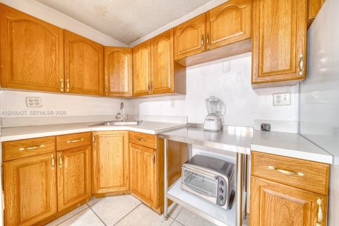 House in Miami, Florida 4 bedrooms, 172.43 sq.m. № 2244238 - photo 9