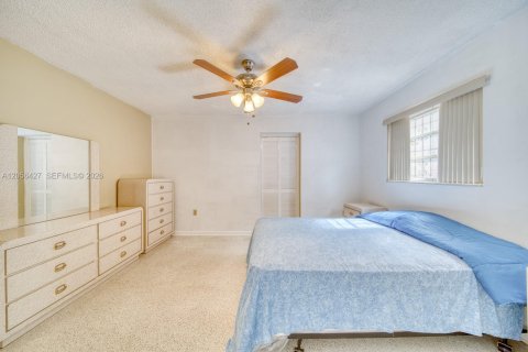 House in Miami, Florida 4 bedrooms, 172.43 sq.m. № 2244238 - photo 20