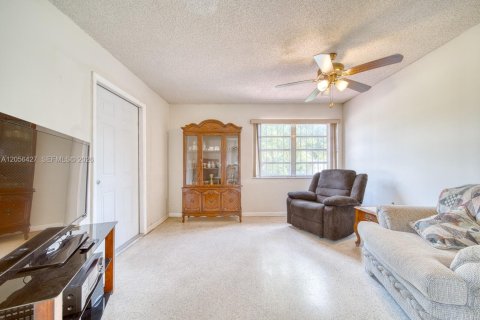 House in Miami, Florida 4 bedrooms, 172.43 sq.m. № 2244238 - photo 15
