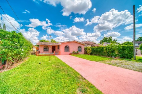 House in Miami, Florida 4 bedrooms, 172.43 sq.m. № 2244238 - photo 26