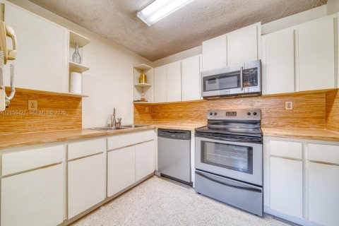 House in Miami, Florida 4 bedrooms, 172.43 sq.m. № 2244238 - photo 3