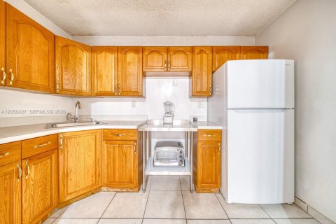 House in Miami, Florida 4 bedrooms, 172.43 sq.m. № 2244238 - photo 10