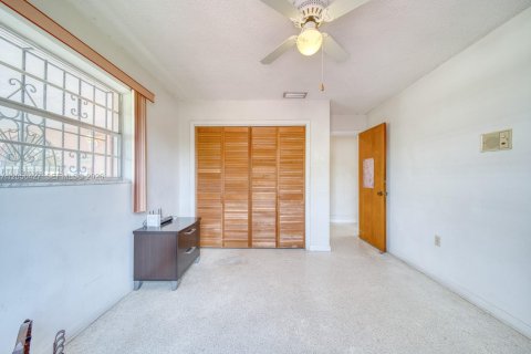 House in Miami, Florida 4 bedrooms, 172.43 sq.m. № 2244238 - photo 24