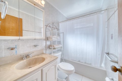 House in Miami, Florida 4 bedrooms, 172.43 sq.m. № 2244238 - photo 6