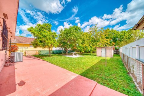House in Miami, Florida 4 bedrooms, 172.43 sq.m. № 2244238 - photo 2