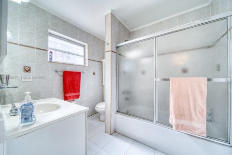 House in Miami, Florida 4 bedrooms, 172.43 sq.m. № 2244238 - photo 5